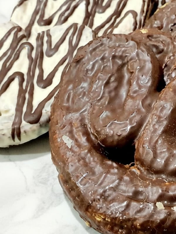 palmeras de chocolate sobre marmol blanco palmeras de chocolate sobre marmol blanco