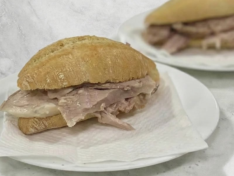 bocadillo de pata en plato blanco sobre mesa de marmol bocadillo de pata en plato blanco sobre mesa de marmol