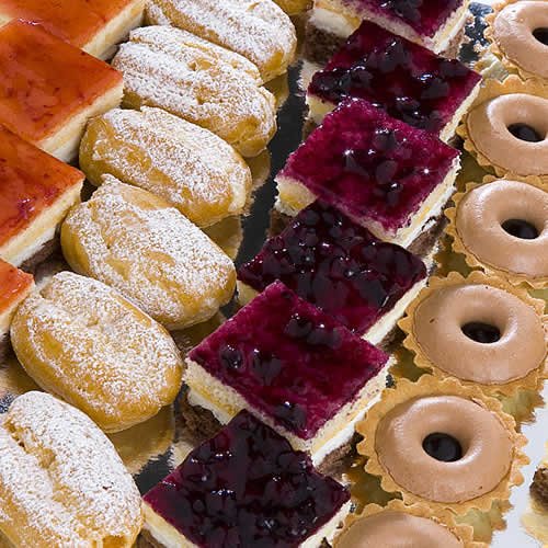 varios dulces en expositor