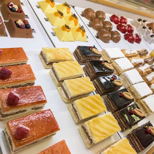 varios dulces en expositor